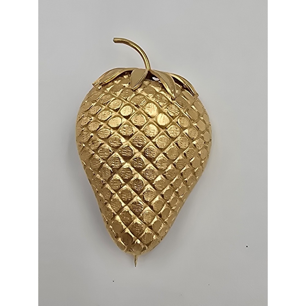 Vintage Giovanni Gold Tone Textured Strawberry Fruit Brooch Pin Costume Jewelry